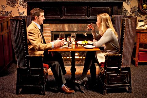 8 Solutions to Get Rid of Awkward Silence on a First Date Awkward First Date, Awkward Silence, The Dating Game, All Jokes, Romantic Restaurant, Online Dating Profile, Dating Coach, Good Listener, Dating Games