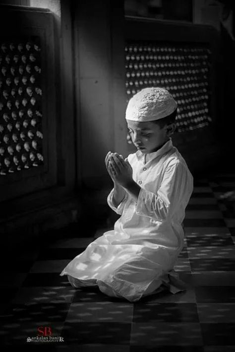 Muslim boy# duaa#islamic Islamic Namaz Pic, Namaz Pic Boy, Imran Khan Wedding, Al Qur'an Photography, Children Praying, Islamic Wallpaper Hd, Muslim Images, Qur'an Photography, Christian Images