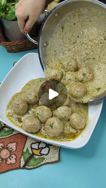 Shabana Saifi on Instagram: "Chicken malai kofta white gravy!! Please do try this amazing super testy malai kofta!!!
....
#chickenkofta #malaikoftagravy #streetstyle
 #restorantstyle #streetstyle
 #easyladdurecipe
 #dawatspecial #malaikoftarecipe #chickenrecipe #chicken #spicy #chickenkebab 
 .....
Ingredients:-
500 g Chicken
1 tsp ginger garlic paste
1 tsp crushed chilli
1 tsp garam masala
1 tsp cumin powder
1 tsp salt
½ tsp black pepper
2-3 green chillies
¼ cup onion
1 tbsp butter
1 tbsp fresh cream
coriander leaves
2 bread slices

½ cup oil
2 tsp ginger garlic paste 
1 cup onion
10 cashews
4 green chillies
green cardamom
mace
1 tbsp melon seeds
½ tsp salt
½ white pepper powder
½ cumin powder
½ black pepper powder
½ tsp garam masala
½ cup curd
2-3 tbsp fresh cream
coriander leaves
2 tsp Chicken Malai Kofta Recipe, Chicken Kofta Recipe, Malai Kofta Recipe, Chicken Kofta, Chicken Malai, Kofta Curry Recipe, Kofta Recipe, Malai Kofta, Green Cardamom