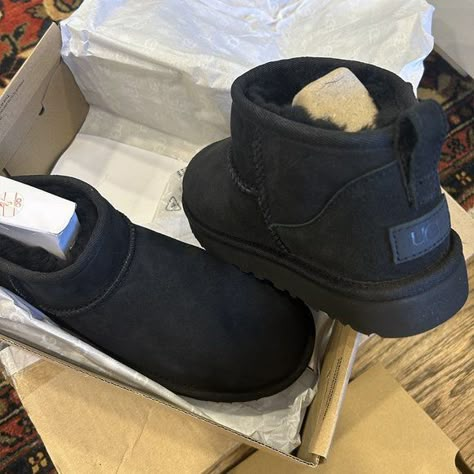 Brand New Classic Mini Uggs (Black) Size 6-7 Classic Ultra Mini Ugg Black, Uggs Black Boots, Ugg Noir Outfit, Mini Uggs Black, Black Mini Uggs Outfits, Black Ultra Mini Uggs, Ugg Mini Black, Black Mini Uggs, Black Ugg Mini