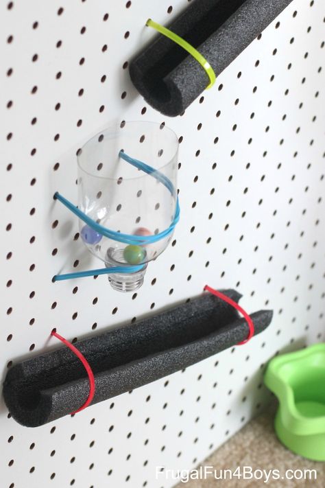 Simple Pegboard Marble Run Udl Classroom, Rube Goldberg Projects, Simple Machine Projects, Maker Fun Factory, Marble Tracks, Peg Boards, Kids Building, Marble Maze, Rube Goldberg Machine