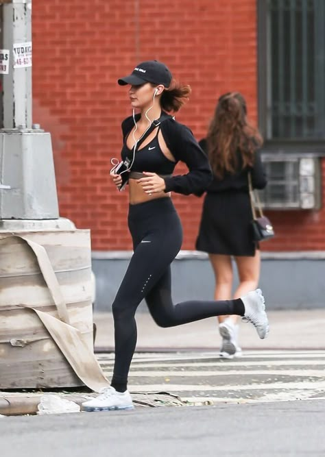 Black Sport Leggings Outfit, Black Nike Leggings Outfits, Elegant Athleisure, Sportive Outfit, Sportive Girl, Nike Gym Outfit, Chic Activewear, Workout Outfits For Women, Nike Bra