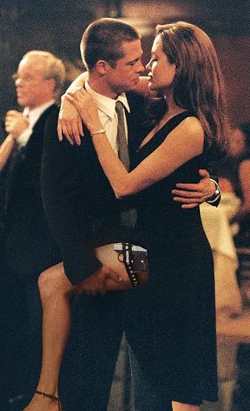 Angelina Jolie Movies, Brad And Angelina, Mr And Mrs Smith, Brad Pitt And Angelina Jolie, Mr & Mrs Smith, Romance Film, Mrs Smith, Cute Couple Halloween Costumes, Septième Art