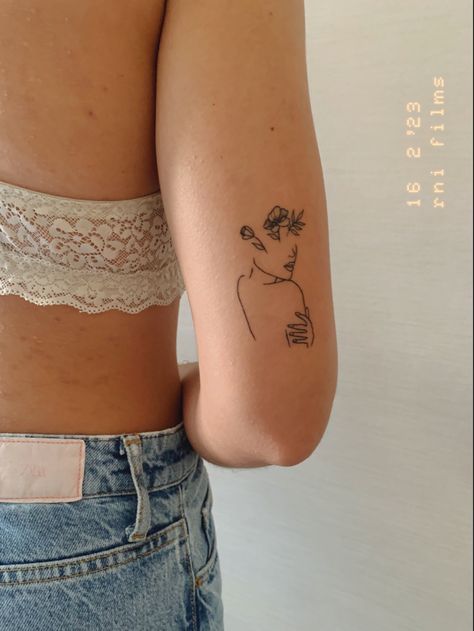 Womens Rights Tattoo, Women Body Tattoo, Personal Growth Tattoo, Queer Tattoos, Lesbian Tattoo, Feminine Shoulder Tattoos, Aquarius Tattoo, Self Love Tattoo, Chic Tattoo