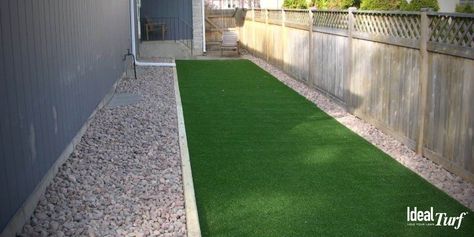 Dog-Friendly Backyard: The Best Landscape Designs for Dogs Dog Run Ideas, Dog Run Side Yard, Pet Friendly Backyard, Diy Dog Run, Outdoor Dog Area, Backyard Dog Area, Dog Potty Area, Dog Friendly Backyard, Dog Backyard