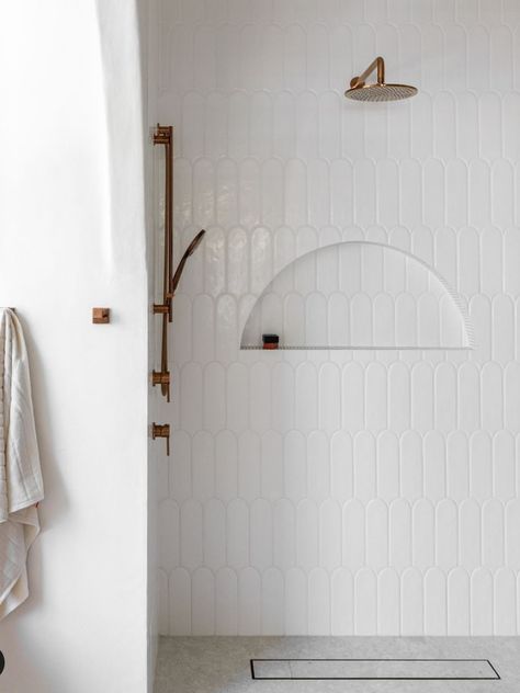 30 Best Farmhouse Shower Niche Ideas - Nikki's Plate Shower Niche With Arch, Shower Niche Organization, Arched Shower Niche, Shower Niche Ideas, Wall Niche Ideas, Shower Alcove, Brick Wall Tiles, Alcove Shelving, Bathroom Niche