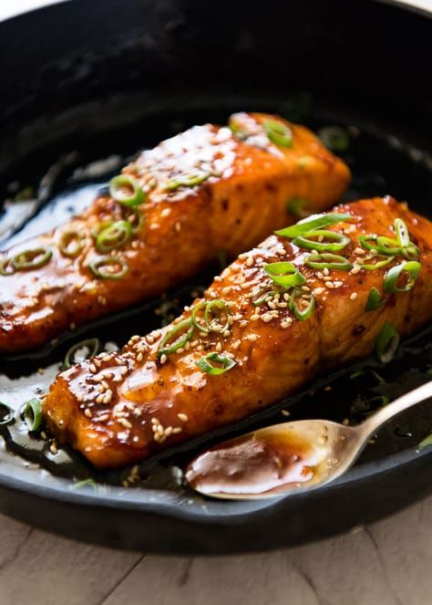 A spectacular way to serve salmon which is crazy fast, crazy easy and crazy delicious! Honey Garlic Salmon www.recipetineats.com Honey Garlic Salmon, Plats Healthy, Garlic Salmon, Honey Garlic Sauce, Baked Salmon Recipes, Salmon Dishes, Slim Fast, Quick Snack, Idee Pasto Sano