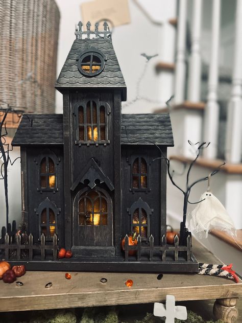 Model Haunted House, Halloween Village Houses Diy, Haunted Cardboard House, Halloween Tiny House, Haunted Doll Houses, Haunted Doll House Ideas, Wooden Haunted House Craft, Mini Haunted House Diy, Halloween Diorama Ideas