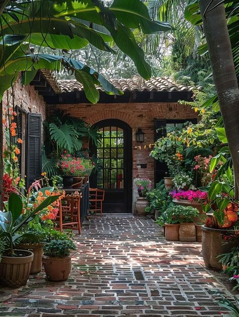 Accent Wall Trends, Mexican Style Homes, Cottage Core Home Decor, Cottage Core Home, Spanish Home Decor, Wall Trends, Wallpapers Home, Courtyard Landscaping, Hacienda Style Homes