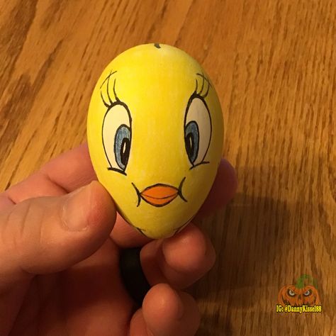 Egg Painting Ideas Creative, Funny Easter Egg Designs, Drawing On Eggs Ideas, Uskrsnja Jaja Crtanje, Faces To Draw On Eggs, Ideje Za Farbanje Jaja, Anime Egg Painting, Egg Faces Sharpie, Egg Cartoon Art Kids Crafts