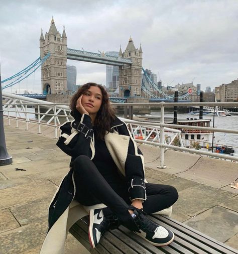 London Inspo Photos, Aesthetic London Pictures, London Inspo Pics, City Trip Outfit, London Poses, Black Air Jordans, Air Jordans Black, London Instagram Pictures, London Pictures Ideas