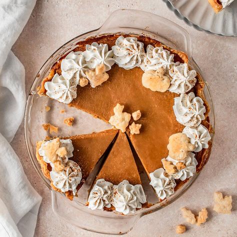 Butternut Squash Pie Butternut Squash Pumpkin Pie, Desserts With Butternut Squash, Butternut Pie, Spaghetti Squash Pie, Butternut Squash Dessert, Squash Pie Recipes, Keto Pies, Magical Kitchen, Butternut Squash Pie