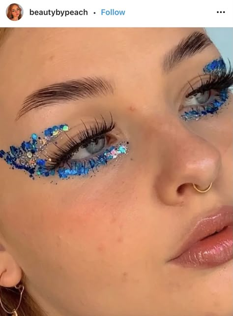 Rave Makeup Glitter, Face Glitter Ideas, Festival Glitter Makeup, Stand Glitter, Glitter Face Makeup, Glitter Carnaval, Glitter Face Paint, Rave Glitter, Coachella Makeup