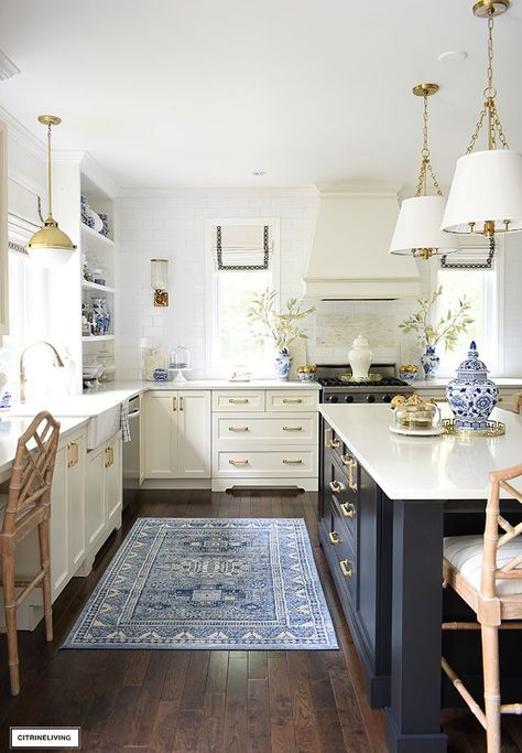 Spring Kitchen Decor, Fall Kitchen Decor, Fall Living Room, Blue And White Chinoiserie, Gold Kitchen, Fall Kitchen, Elegant Kitchens, Summer Kitchen, Upper Cabinets