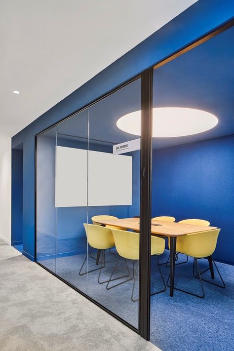 Caixabank Offices | Miriam Barrio Modern Office Design Inspiration, Coworking Space Design, Meeting Room Design, Office Design Inspiration, Modern Office Interiors, Office Meeting Room, Study Place, Corporate Office Decor, Corporate Office Design