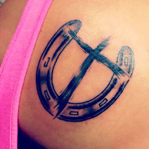 Horse shoe and cross :) More Country Tattoo Ideas Female, Cowgirl Tattoos Western Sleeve, Horse Shoe Tattoo Design, Western Cross Tattoo, Horseshoe Tattoo, Horseshoe Cross, Tattoo Sites, Horse Shoe Tattoo, Blade Tattoo