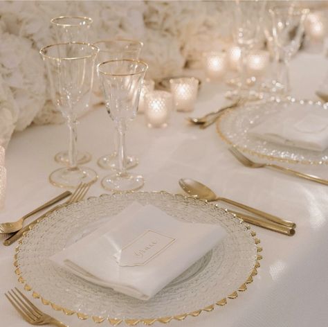 White And Gold Table Setting, White And Gold Table, Wedding Plate Setting, Wedding Cutlery, Charger Plates Wedding, Gold Table Setting, Glassware Wedding, Gold Charger Plate, Wedding Glassware