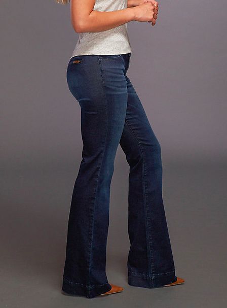 Wrangler Jeans Women's, Jean Fits, Flare Jeans Outfit, Flare Denim Jeans, Country Fashion, Wrangler Jeans, Best Jeans, Trouser Jeans, Jeans Style