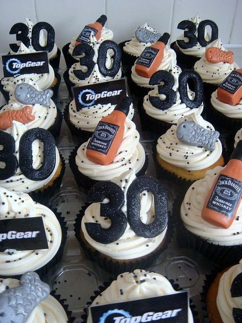 30th Birthday Idea- Cupcakes (Change the jack to redbull and the fish to penguins and this would be perfect for Steve!) Festa Jack Daniels, 30th Birthday Cupcakes, Surprise 30th Birthday, 30th Birthday Men, Cupcakes For Men, 30th Bday Party, Birthday 21st, Pop Cake, 30th Party