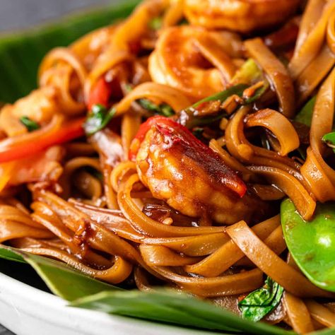 Drunken Noodles (Pad Kee Mao) Pad Kee Mao Recipe, Pad Kee Mao, Thai Drunken Noodles, Asian Shrimp, Panang Curry, Drunken Noodles, Chinese Cooking Wine, Marinated Shrimp, Juicy Shrimp