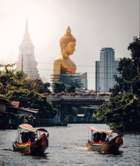 20 lugares que debes conocer en Bangkok. Imprescindibles #Bangkok #bangkokthailand #bangkoktravel #tailandia #thailand #viajaratailandia #viajes #viajar #viajarporelmundo #viajarconniños #traveltips #travel #buda #temple Bangkok Architecture, One Night In Bangkok, Pattaya City, Strait Of Malacca, Voyage Bali, Travel Patches, Bangkok Travel, Enjoy Your Vacation, Coastal Cities