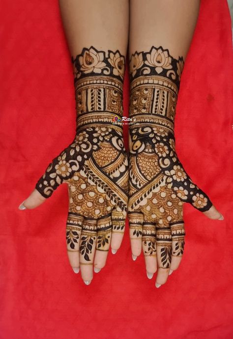 Mehandi For Brothers Wedding, Mehandi Designs Peacock, Karvachauth Photoshoot, Palm Mehendi, Designer Mehndi, Peacock Mehndi, Peacock Mehndi Designs, Hand Mehendi, Simple Mehendi