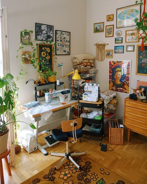 Welcome to my cozy corner! 🌿 It’s secondhand september, so I think there’s no better time to show off my little workspace where all the upcycling magic happens! 🥹✂️✨ tucked away in the corner of my studio apartment, this nook is where I breathe new life into old fabrics and create one-of-a-kind pieces 🌼🌞 I think sustainability isn’t just about the clothes we wear, it’s about the spaces we create and the choices we make every day 🌍♻️ Did you know that the fashion industry is responsible f... Floor Chair Ideas, Attic Art Studio Ideas, Sewing Corner In Bedroom, Yarn Room Ideas, Fashion Designer Workspace, Art Studio Living Room, Craft Room Aesthetic, Art Corner Bedroom, Fashion Studio Workspace