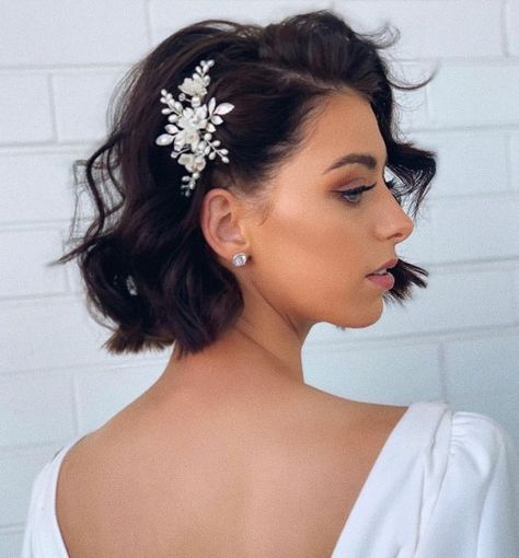 Modern Wedding Bob with Waves Wedding Hairstyles For Women, Short Bridal Hair, Sparkly Hair Accessories, Short Hair Bride, Bridal Floral Headpiece, Easy Hairdos, Short Hair Bun, Birthday Hairstyles, Hair To One Side