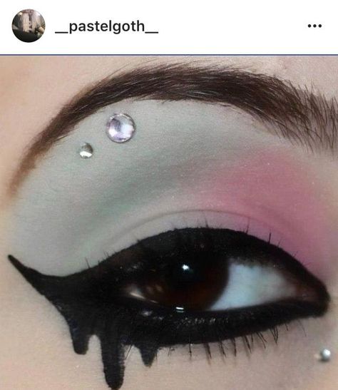 Goth Make Up, Pastel Goth Makeup, Eyeliner Ideas, Make Up Designs, White Makeup, Emo Makeup, How To Apply Eyeliner, School Makeup, Goth Makeup