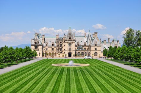 Biltmore estate by Blake Lewis via flickr | The Pink Bride®️ www.thepinkbride.com French Lick, American Castles, American Mansions, Vanderbilt Mansions, Summer Travel Destinations, Famous Buildings, Biltmore Estate, Asheville North Carolina, Exotic Places