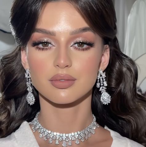 Bridal Makeup Western, Makeup For Evening Wedding, Mekap Photos Wedding, Bridal Makeup Middle Eastern, Western Bridal Makeup Looks, Desi Wedding Makeup Natural, Mackup Products Photo, Heavy Wedding Makeup, 00s Makeup Looks