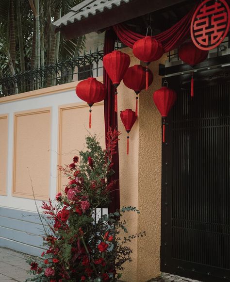 Red gate Dam Hoi Decorations, Backdrop Tet, Backdrop Engagement, Tea Ceremony Wedding, Asian Wedding Decor, Chinoiserie Wedding, Wedding Gate, Chinese Wedding Decor, Magic In The Air