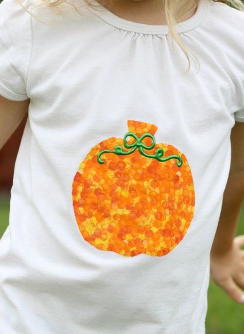 DIY pencil eraser stamped pumpkin t shirt for kids this Halloween. What a cute idea, and so simple to make Diy Halloween Shirts, Halloween Craft Activities, Eraser Stamp, Fun Fall Crafts, Diy Pencil, Easy Halloween Crafts, Autumn Festival, Fall Crafts For Kids, Halloween Craft