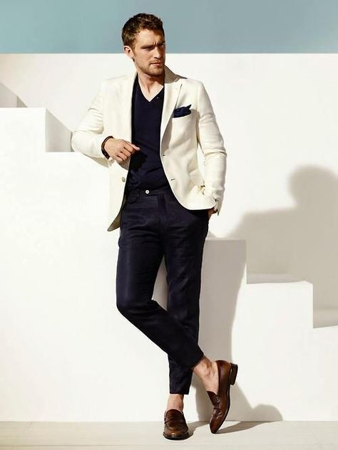 Photo | via Tumblr bit.ly/1oAipkU | Terry Leekovsky | Flickr Gentlemen Guide, White Blazer Men, Groomsman Proposal, Mens Smart Casual Outfits, Man In A Suit, Navy Dress Pants, Smart Casual Men, Cream Blazer, Beige Blazer