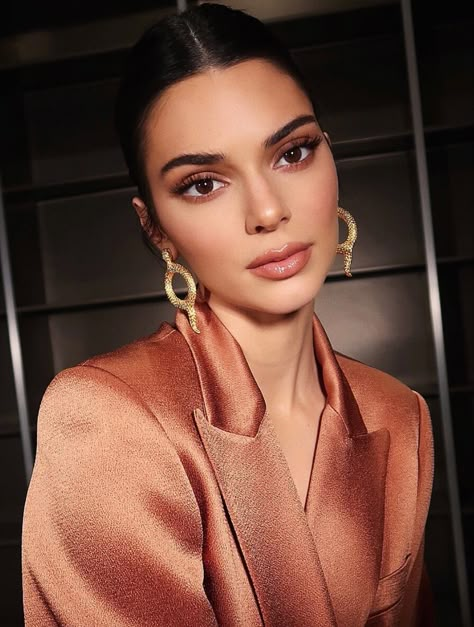 Kendall Jenner earth tones neutral makeup look Jen Atkin Hair, Neutral Makeup Look, Hairstylist Branding, Kendall Jenner Makeup, Jenner Makeup, Kylie Jenner Lipstick, Robert Kardashian, Fall Makeup Looks, Kendal Jenner