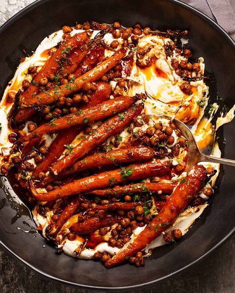 Spicy maple roast carrots with crispy chickpeas and yogurt sauce Xmas Dinner Vegetables, Chef Plate Recipes, Thanksgiving Plates Food, Chicken Sesame, Roast Carrots, Maple Roasted Carrots, Roasted Veggies In Oven, Vegetable Pie, Roasted Vegetables Oven