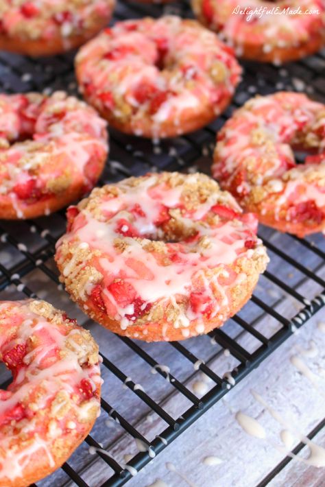 Strawberry Cake Donut Recipe, Strawberry Donuts Recipe, Cake Donuts Baked, Strawberry Coffee Cake, Cake Donut Recipe, Strawberry Coffee, Cake Donuts Recipe, Breakfast Donuts, Donut Flavors