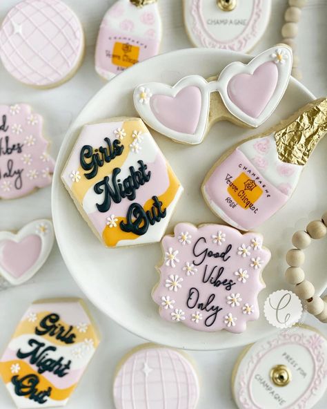 Good vibes only for a girls night out🤍🌼🍾💕Happy Friday💕 #cowtowncookieco #fortworthcookies #gno #girlsnightout #goodvibesonly #happyfriday… Mimosa Cookies Decorated, Veuve Cookies, Bachelorette Party Cookies, Stag Night, Dinner Club, Suga Suga, 2nd Anniversary, Cookie Cake, Paint Ideas