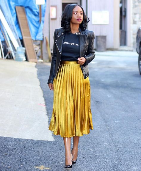 Yellow Skirt Outfits, Yellow Pleated Skirt, Silk Skirt Outfit, Pleated Skirt Outfit, Midi Skirt Outfit, Long Skirt Outfits, Skirt Outfit, Mode Inspo, Modest Outfits