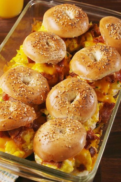 Breakfast Ideas With Mini Bagels, Breakfast Begal Recipe, Premade Breakfast Ideas Healthy, Bagel Breakfast Sliders, Garden Breakfast, Slider Recipe, Breakfast Sliders, Bagel Breakfast, Breakfast Slider