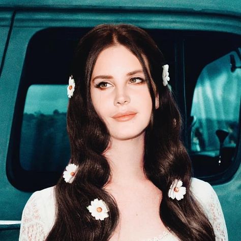 Lana Del Rey Photos, Unrealistic Beauty Standards, Celebrity Event, Mixed Feelings, Beauty Standards, Interesting Questions, Celebrity Photos, Lana Del Rey