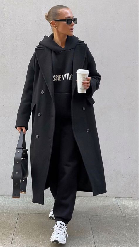 Fog Outfit, Casual Trench Coat Outfit, Black Sweatsuit, Hoddies Outfits, Full Black Outfit, Black Coat Outfit, Sweatsuit Outfit, Coat Outfit Casual, Street Style Outfits Casual