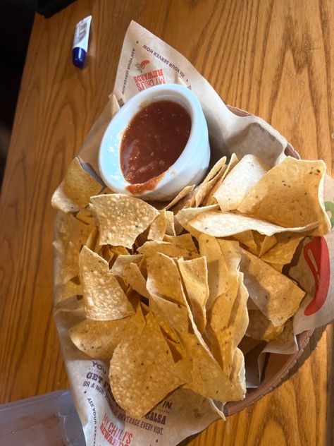 chili’s, appetizer, chips and salsa, chips with salsa, food ideas, restaurant, food aesthetic, lunch, lunch ideas, lunch aesthetic, dinner, dinner ideas, dinner aesthetic Chilis Chips And Salsa, Chilis Restaurant Food, Chips And Dip Aesthetic, Chilis Restaurant Aesthetic, Chili’s Restaurant, Chips And Salsa Aesthetic, Chilis Aesthetic, Chillis Restaurant, Chilis Restaurant