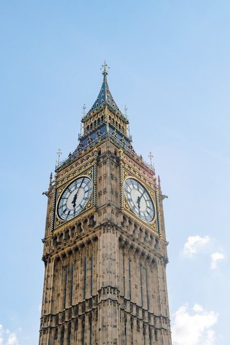 Big Ben, one of the most iconic buildings in London that you must see if you only have one day in London! See your perfect day in london! #london #england #UK #travel One Day In London, London Wallpaper, London Buildings, Day In London, Building Aesthetic, Famous Architecture, London Aesthetic, London Architecture, Architecture Landmark