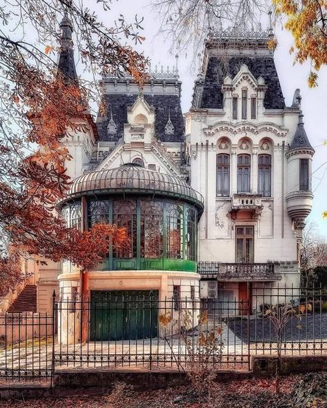 Second Empire House, Empire House, Victorian Homes Exterior, Victorian Style Homes, Casas The Sims 4, Bucharest Romania, Victorian Architecture, Architecture Old, Gothic House