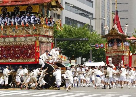 Kyoto’s Gion Matsuri is a festival filled with traditional flair that’s sure to please any visitor to Japan. Starting on July 1 every year, the festival runs for a full month. The rhythmic sound of the Kane bells being played by the Hayashi performers are one of the many memorable scenes that you can experience at Gion Matsuri. Starting with the highlights, like the Yamaboko-junkō parade during the “Saki-matsuri” on July 17, and the “Ato-matsuri” on July 24, crowds of people visit the variou Gion Matsuri, Matsuri Festival, July Events, Heian Period, Cultural Capital, Japan Travel Guide, How To Make Lanterns, Kyoto Japan, Today Show