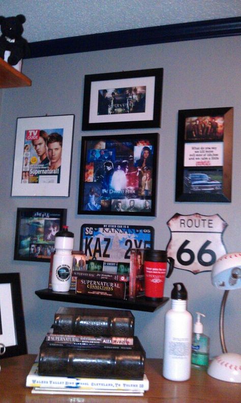 Kam's Supernatural wall!! Awesome!! Supernatural Themed Bedroom, Supernatural Bedroom Decor, Supernatural Room Ideas, Supernatural Bedroom Ideas, Supernatural Decor, Supernatural Room Decor, Supernatural Poster, Supernatural Theme, Wall Collage Decor