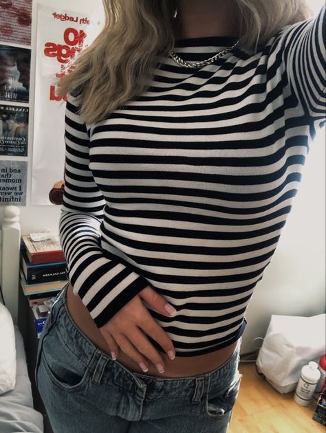 Striped Under Shirt Outfit, Striped Black And White Shirt Outfit, Black And White Striped Shirt Outfit, Striped Long Sleeve Shirt Outfit, White Striped Shirt Outfit, Long Sleeve Shirt Outfits, Outfits With Striped Shirts, Black Striped Shirt, Guts Tour