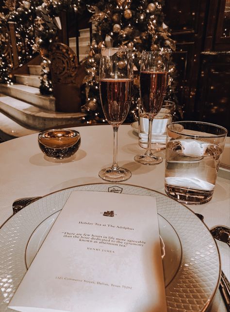 Luxurious Christmas Aesthetic, Boujee Christmas, Boujee Christmas Aesthetic, Luxury Winter Aesthetic, Posh Christmas, Chic Christmas Wedding, Expensive Christmas, Christmas Gala Aesthetic, Expensive Christmas Decor