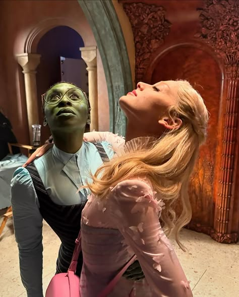 New photos of glinda on set pt. 1 🫧✨ Galinda Upland, Wicked Aesthetic, Glinda And Elphaba, Glinda Wicked, Elphaba And Glinda, Wicked The Musical, Wicked Movie, Glinda The Good, Glinda The Good Witch